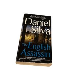 Book / The English Assassin by Daniel Silva. Paperback. GUC